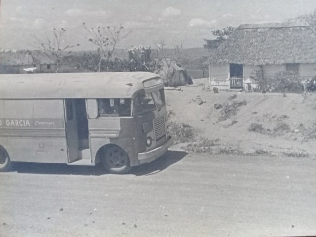 Foto de Bibliobús o biblioteca viajera. Ca. 1963-1965. Colección de fotografías BNJM.